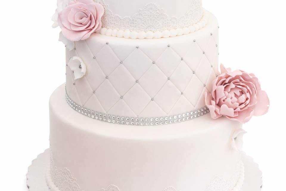 Pastel blanco, rosa y plata