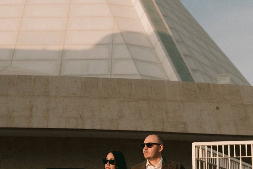 Pareja bajando las escaleras