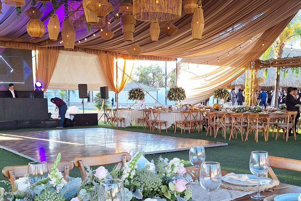 Mesa decorada con vajilla blanca y flores