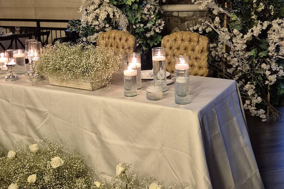 Mesa decorada con flores blancas
