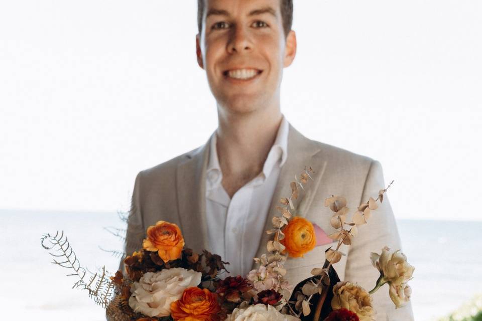 The grooms carrying the bouque