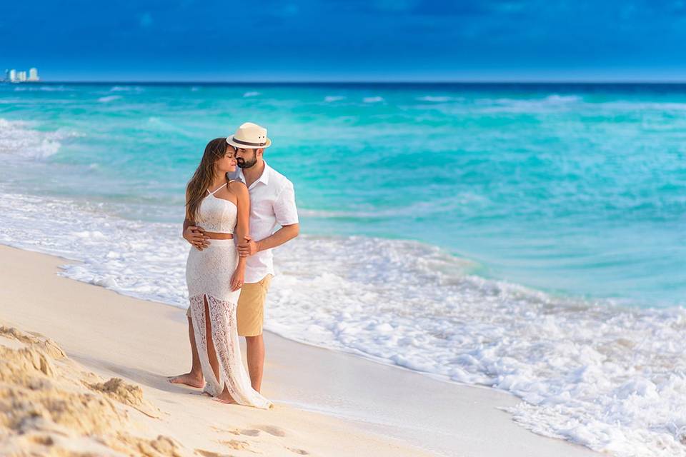 Pareja parada en la playa