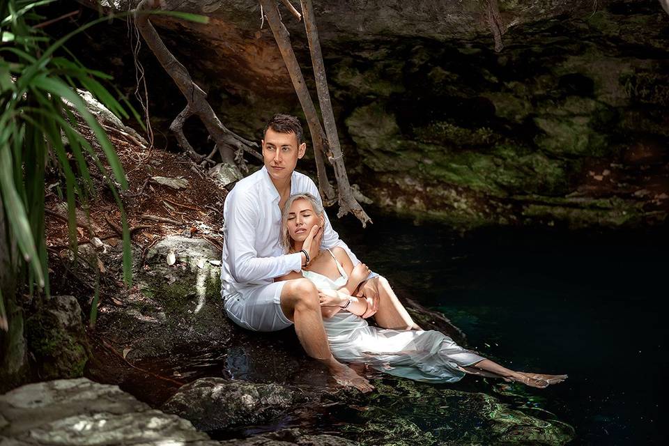 Pareja sentada en las rocas