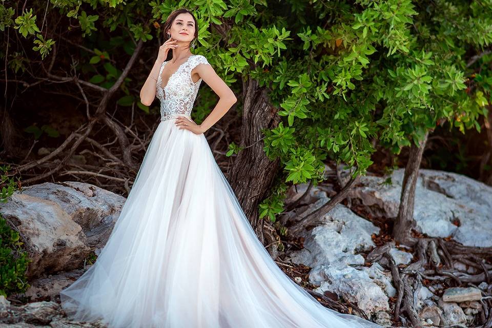 Novia posando frente a un árbol