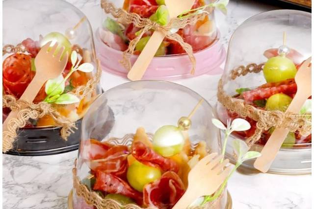 Piezas individuales de jamón y fruta