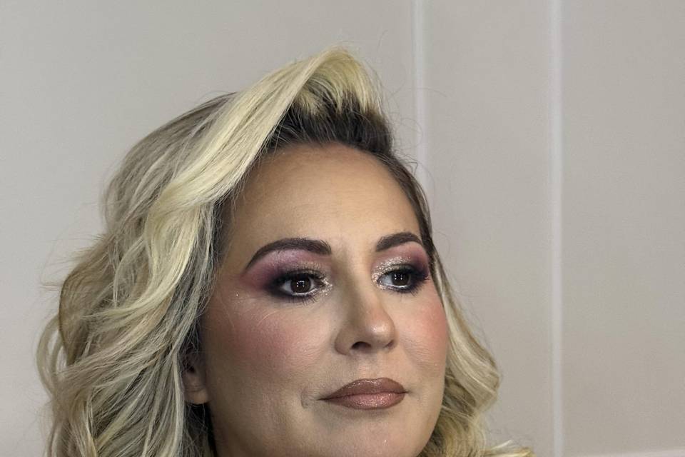Maquillaje y peinado glam