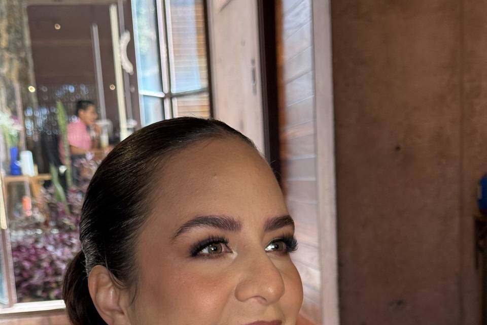 Dama maquillaje y peinado