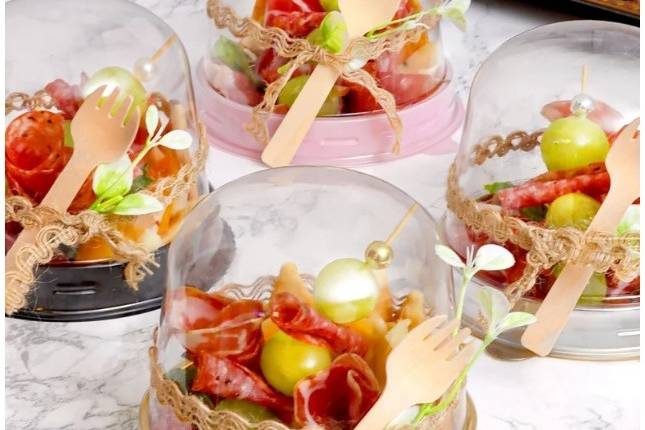 Piezas individuales de jamón y fruta