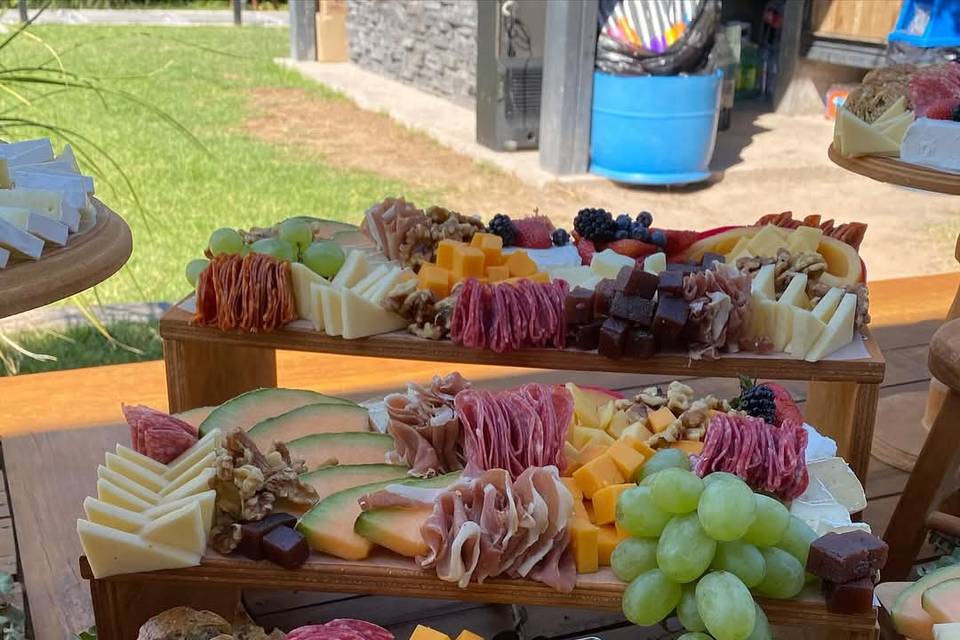 Mesa de jamón, queso y fruta