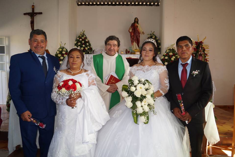 Padres e hijo con su esposa