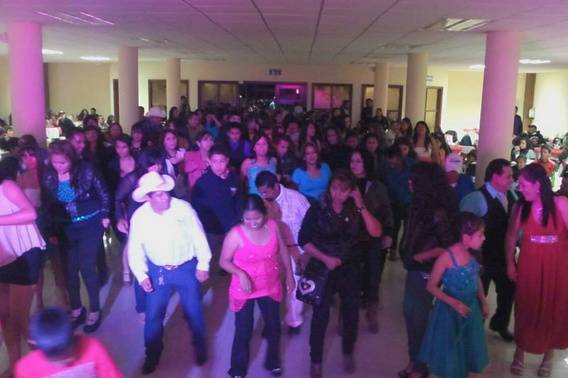 Invitados disfrutando