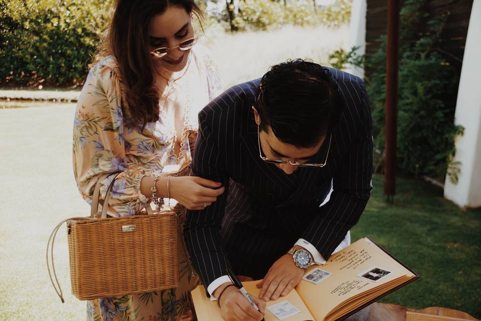 Pareja firmando