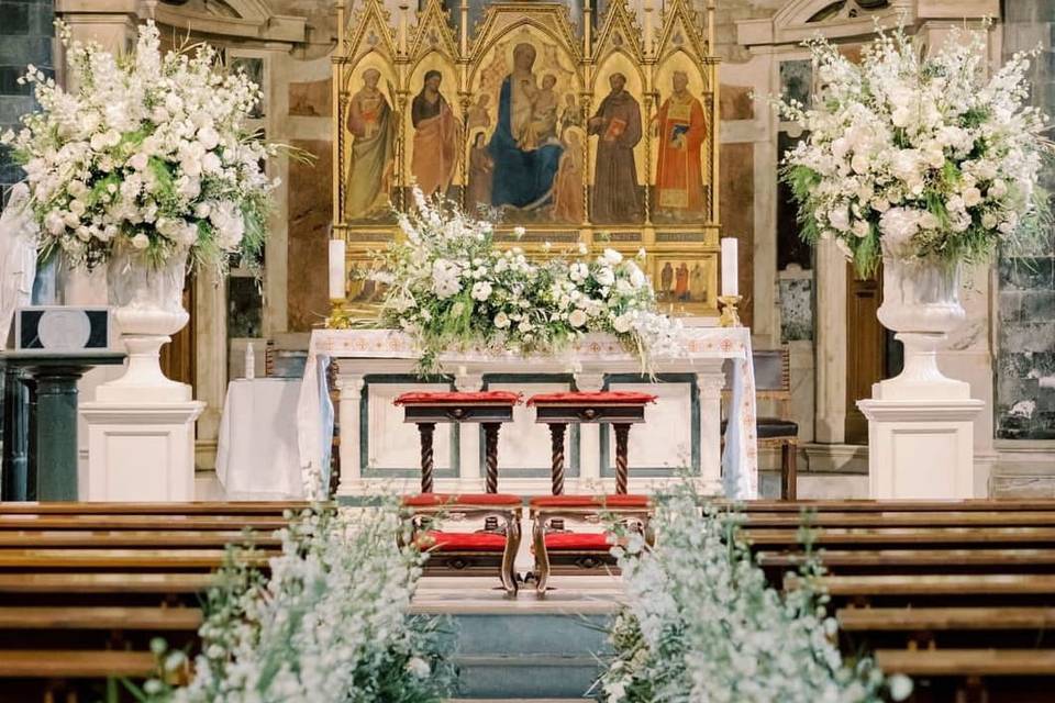 Iglesia con flores blancas en el pasillo