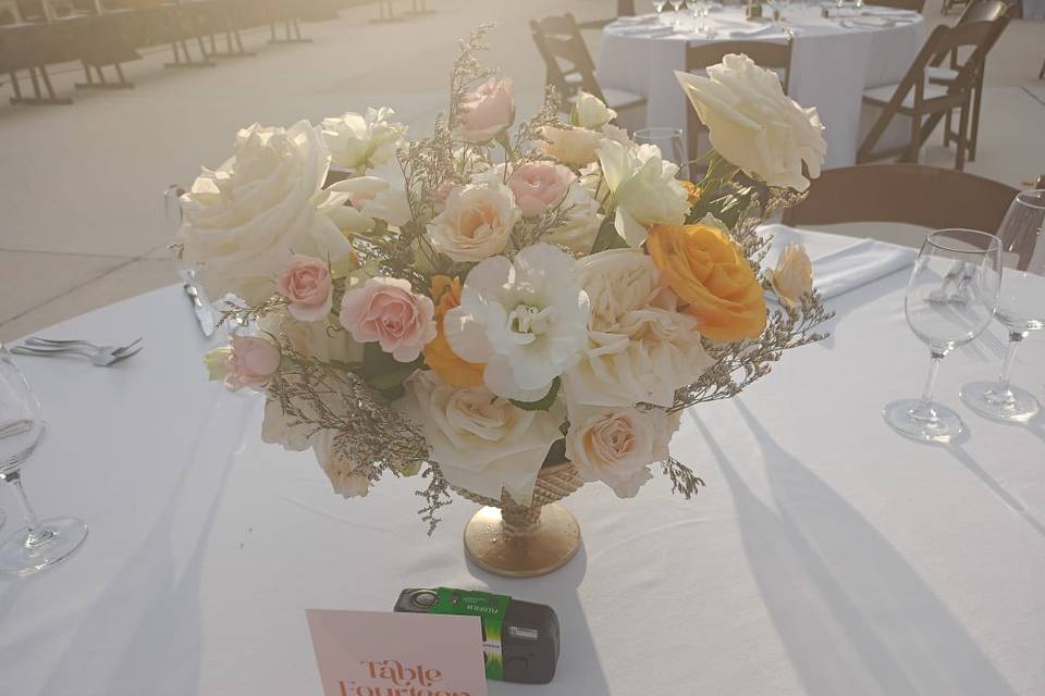 Centro de mesa con flores blancas y rosas