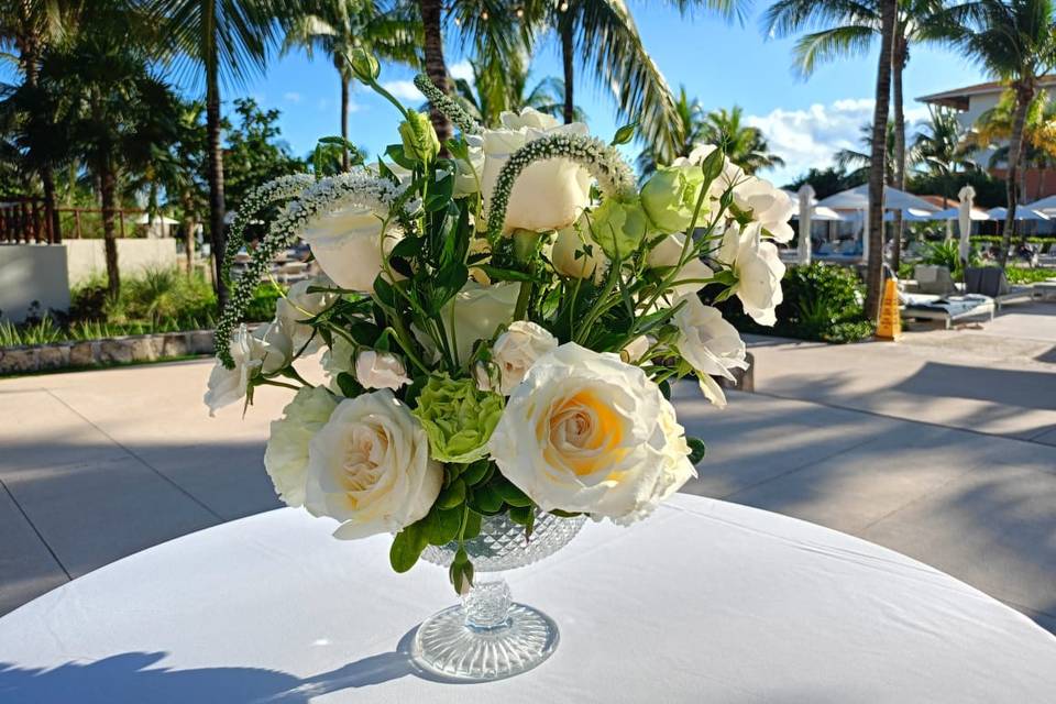 Centro de mesa con rosas blancas