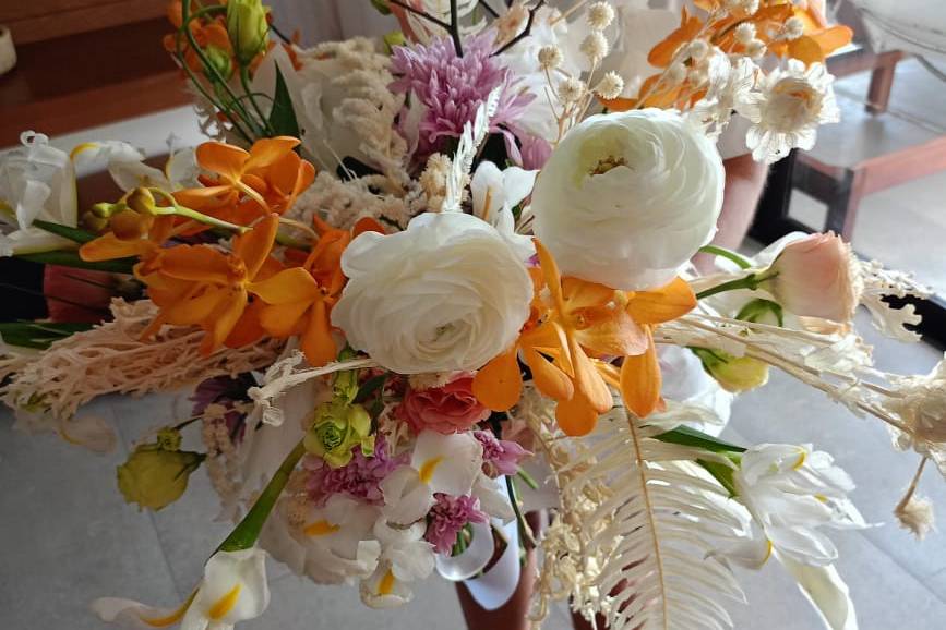 Ramo de novia con flores blancas, naranjas y rosas