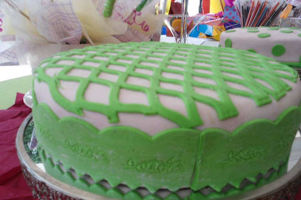 Pastel con detalles en verde