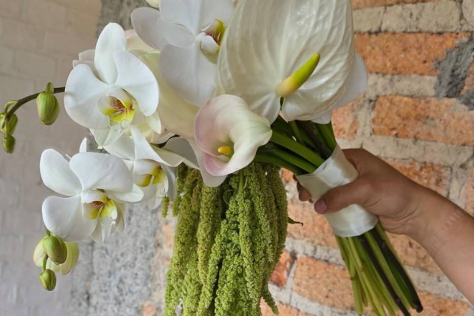 Ramo con orquídeas