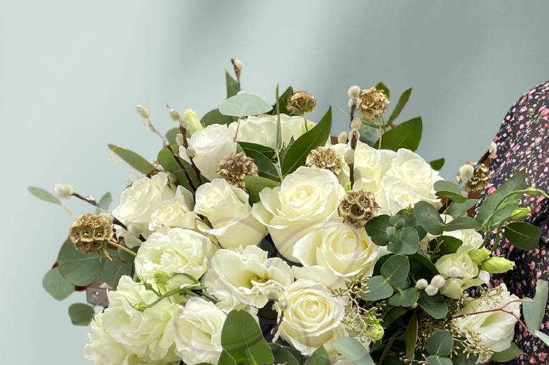 Ramo blanco con toques dorados