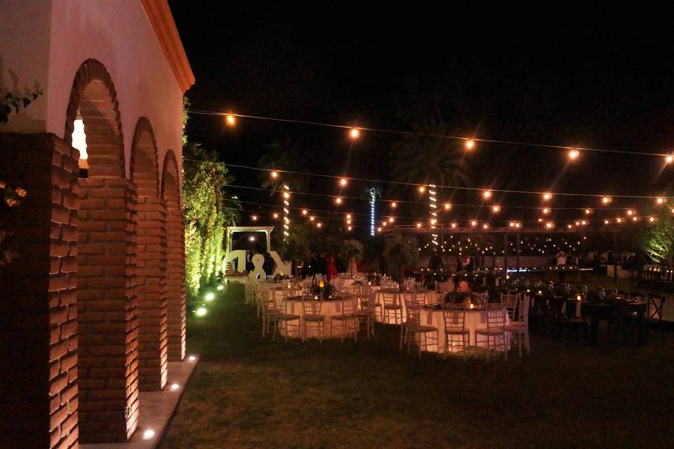 Boda jardín pérgolas al fondo