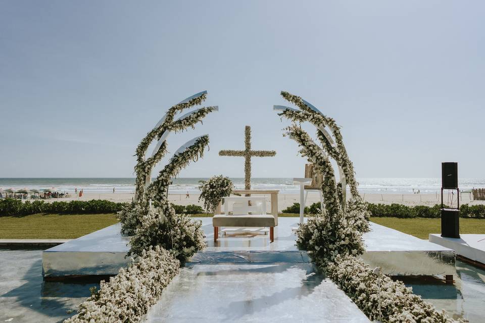 Montaje religioso en la playa