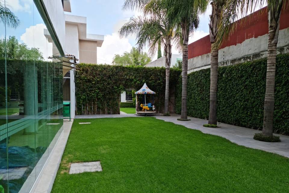 Jardín y área infantil