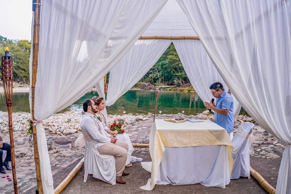 Ceremonia a orilla de río