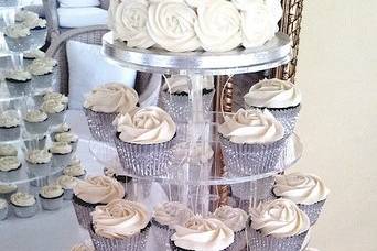 Torre de cupcakes con pastel