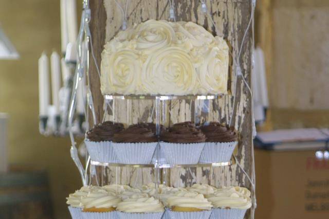 Torre de cupcakes con pastel