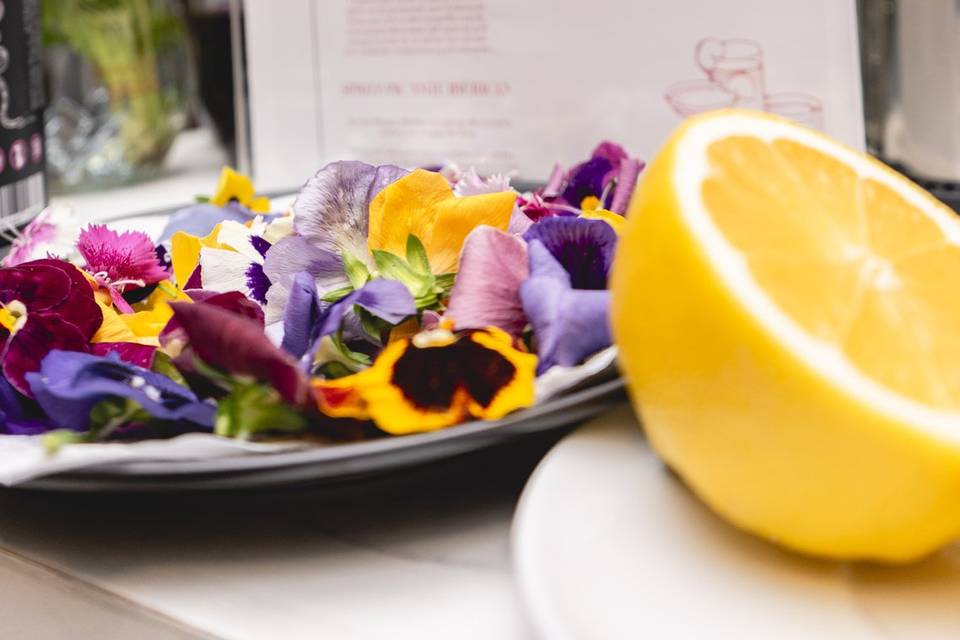 Menú con flores y limón