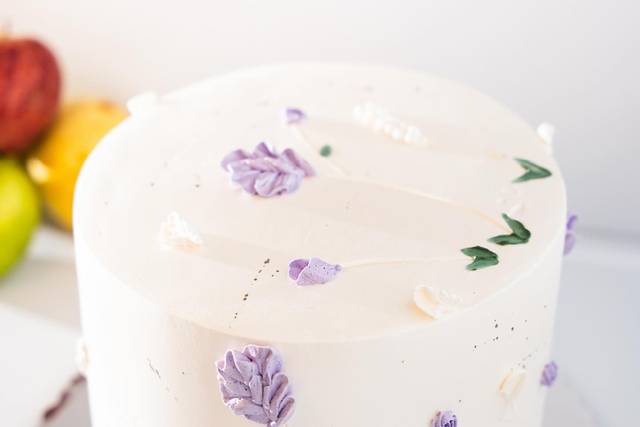 Pastel con flores violetas
