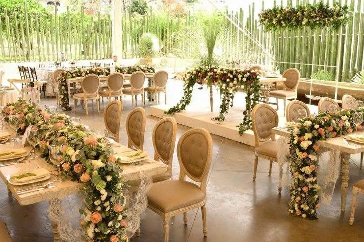 Mesas y sillas con arreglos florales