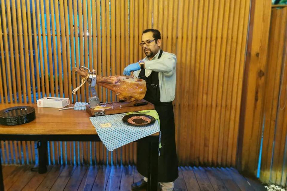 Cortando pata de jamón