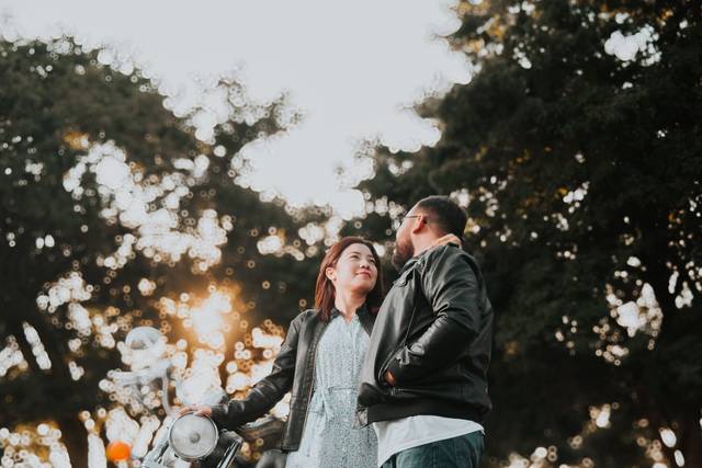 Pareja con una moto a lado