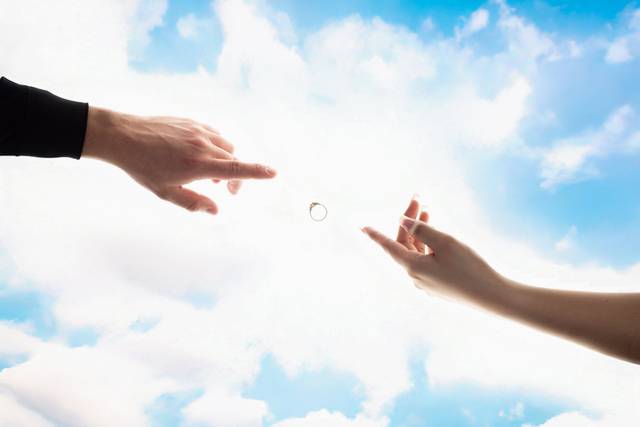Anillo en medio de dos manos