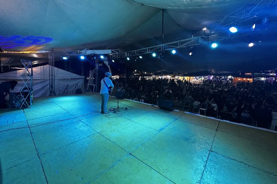 En acción