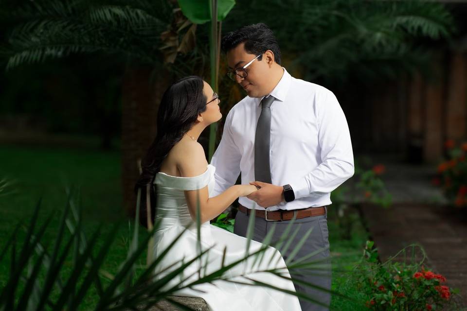 Novia sentada y novio de pie
