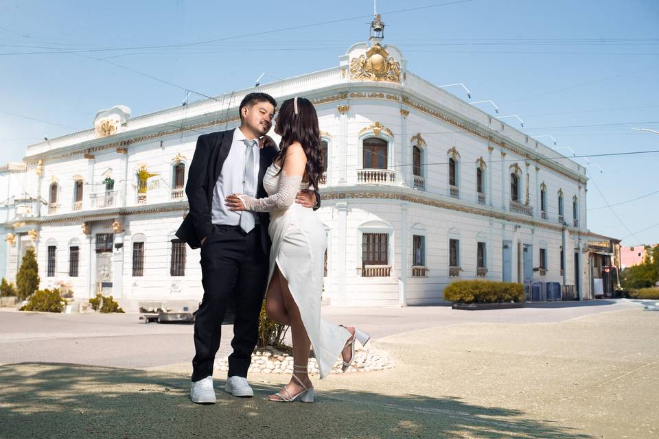Pareja frente a un edificio