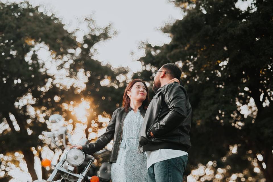 Pareja con una moto a lado