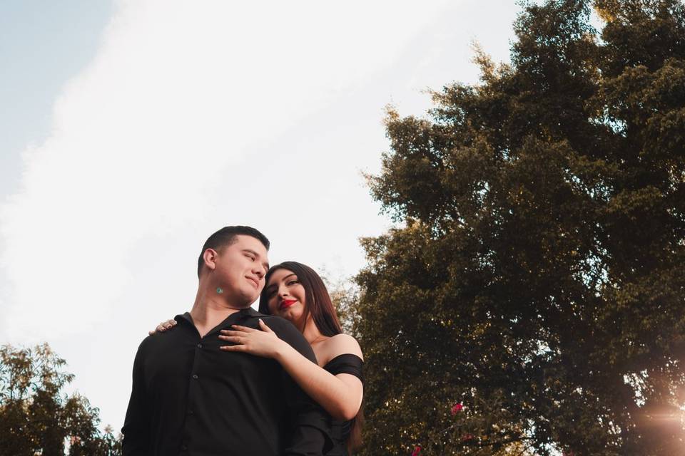 Novia abrazando por detrás al novio