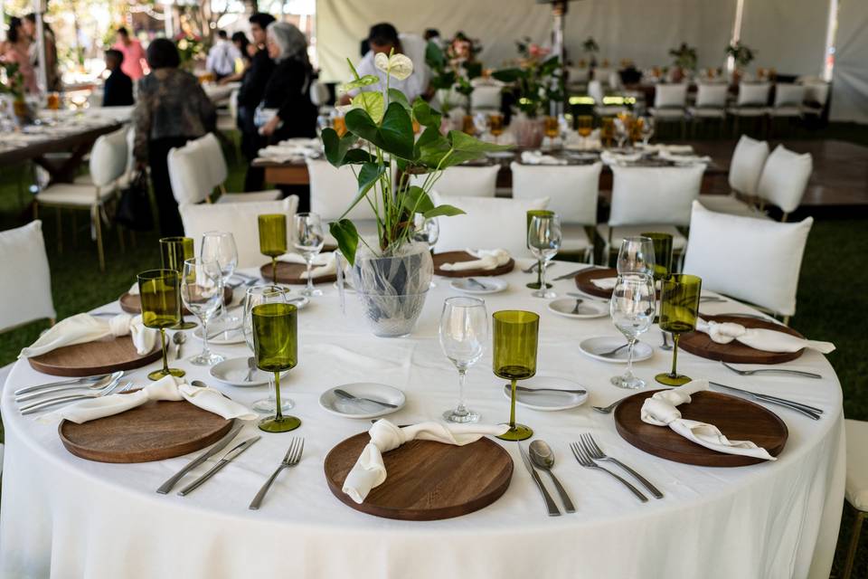 Montaje para evento en tonos cafés y verdes