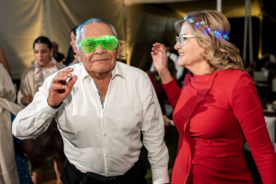 Invitados con lentes de plástico en la fiesta