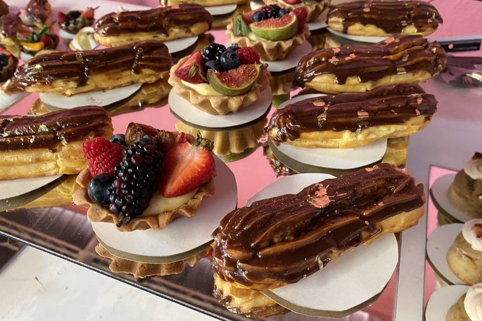 Tartas fruta y eclairs