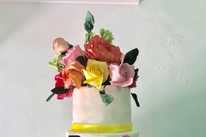 Pastel con flores de azúcar