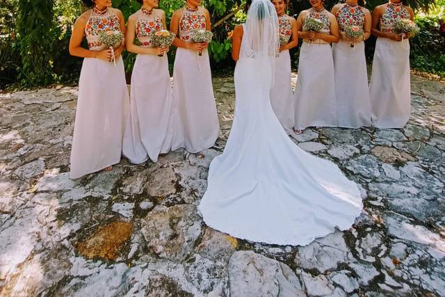 Novia de espaldas posando con sus damas de honor