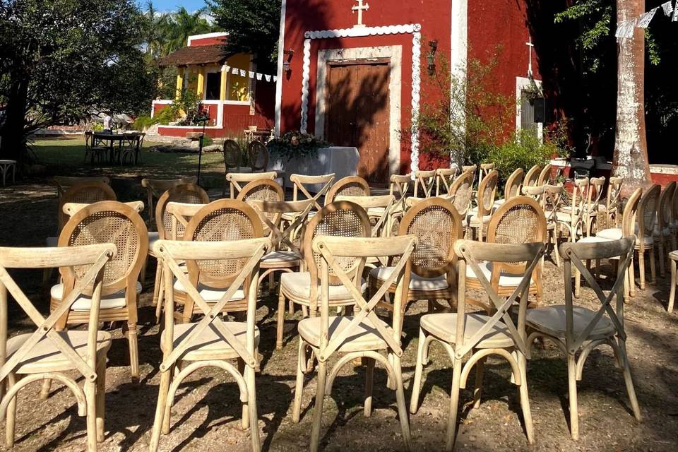 Sillas estilo campestre en el jardín