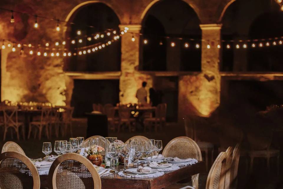 Mesa decorada con luces colgando en el aire
