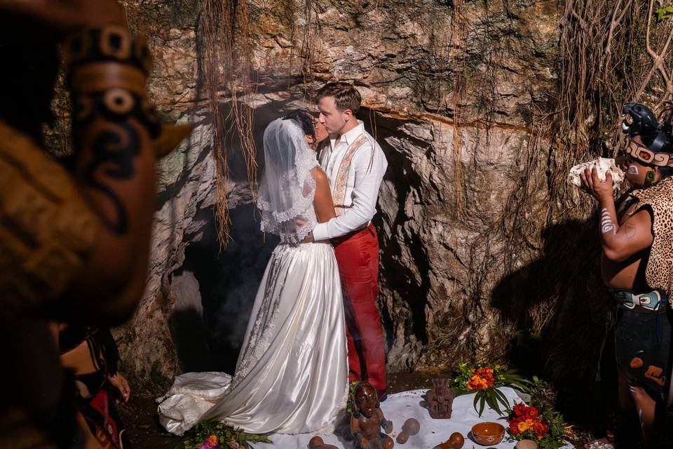 Novios besándose en su ceremonia