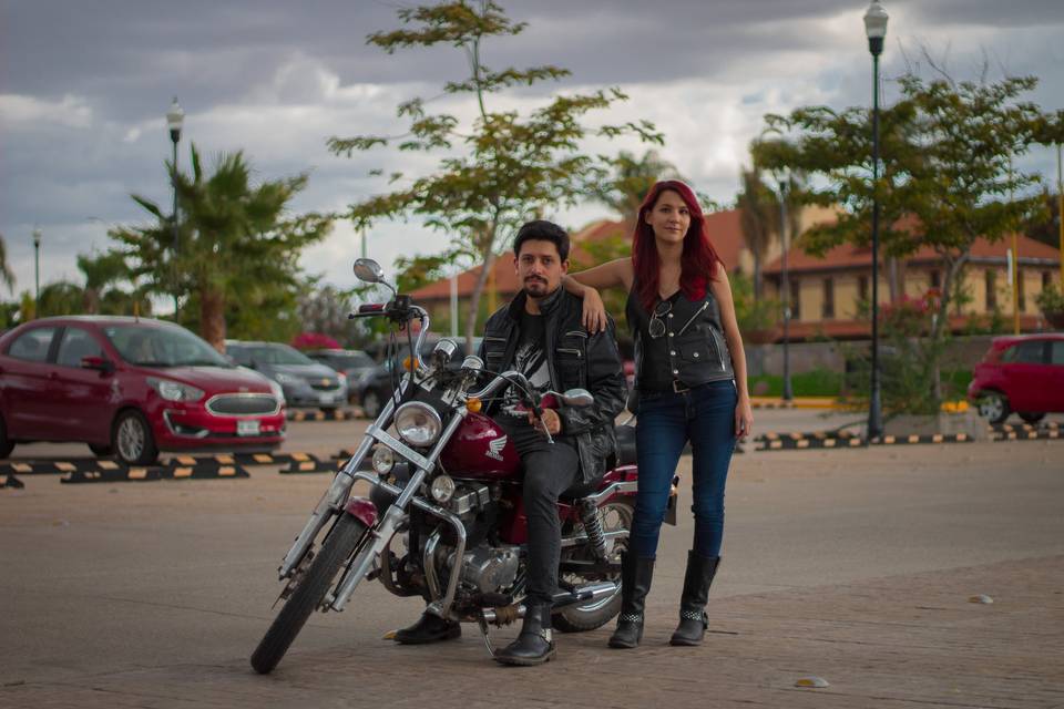 Sentado en la moto junto a una chica