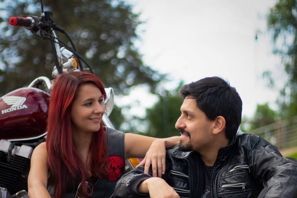 Pareja sentada en las escaleras